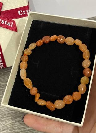 Подарок девушке - браслет из натурального камня сердолик природная форма бусин размером 6-10 мм в коробочке