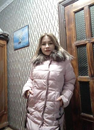 Зимнее пальто с натуральным мехом на капюшоне