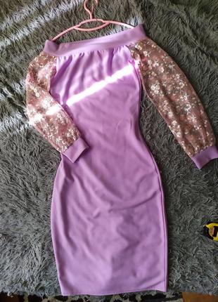 Женское платье со спущенными рукавами и вышивкой на сетке.