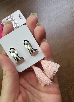 Дитячі кліпси для вух сережки гарні для дівчинки дівчат прикраси біжутерія обманки рожеві квіточки з китицями вісюльки3 фото