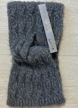 Пов'язка в'язана на голову.