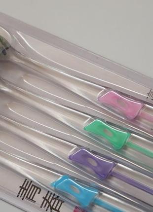 Набір зубних щіток із кольоровими щетинками з 4 штук зубна щітка4 фото