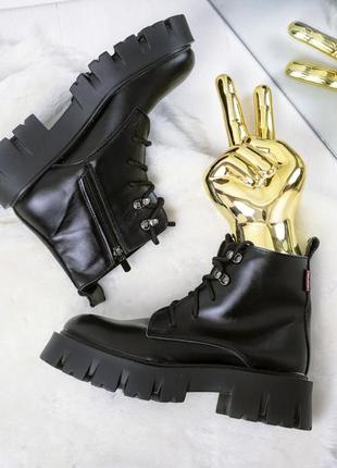 Демисезонные женские кожаные ботинки на стильной платформе черные m-12
