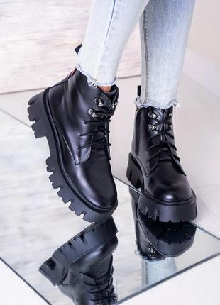 Демисезонные женские кожаные ботинки на стильной платформе черные m-122 фото