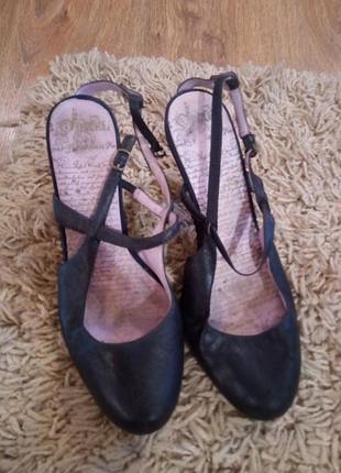 Босоніжки шкіряні