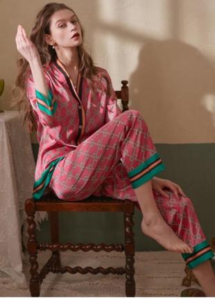 Пижама с брюками розовая с принтом 2023