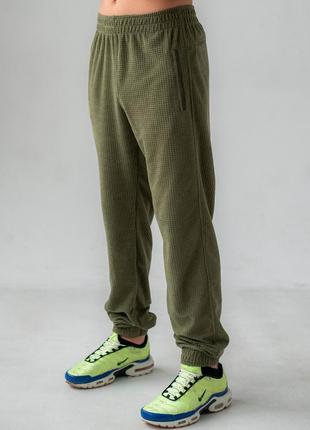 Спортивные брюки из ткани вафелька с манжетами (олива)2 фото