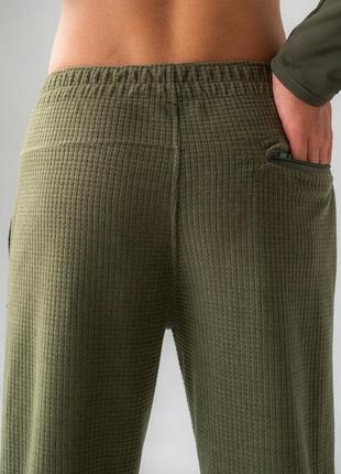Спортивные брюки из ткани вафелька с манжетами (олива)6 фото