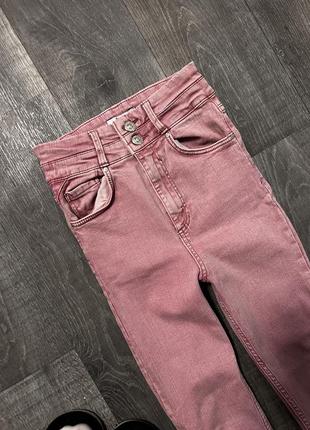 Розовые джинсы на девушку
