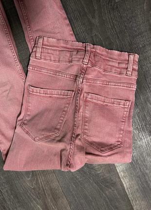 Розовые джинсы на девушку4 фото