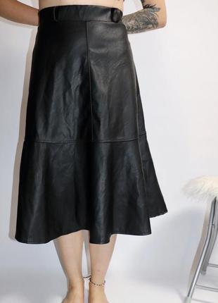 Черная юбка-миди из искусственной кожи