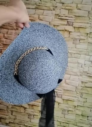 Летняя плетеная шляпа с украшением цепочкой и лентой