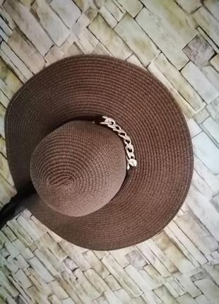 Летняя плетеная шляпа с украшением цепочкой и лентой5 фото