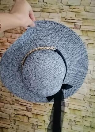 Летняя плетеная шляпа с украшением цепочкой и лентой4 фото