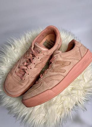 Замшевые розовые кроссовки new balance