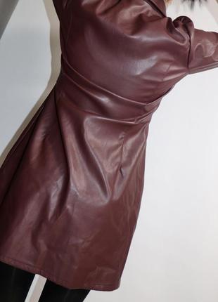 Платье из искусственной кожи цвета вишни.3 фото