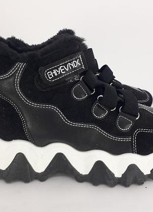 Продам женские зимние теплые кроссовки на меху маломерят