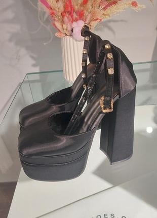 Черные туфли на платформе в стиле версаче дефект