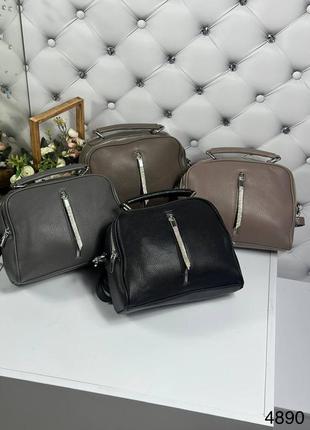 Женская сумка кросс боди среднего размера, вместительная и комфортная1 фото