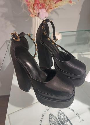 Чорні туфлі на платформі в стилі версаче дефекти