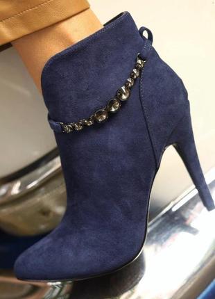 Замшевые утепленные ботильоны на каблуке.
