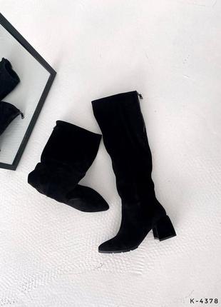 Натуральні замшеві чорні високі демісезонні та зимові чоботи - ботфорти з гострим носом на підборах8 фото