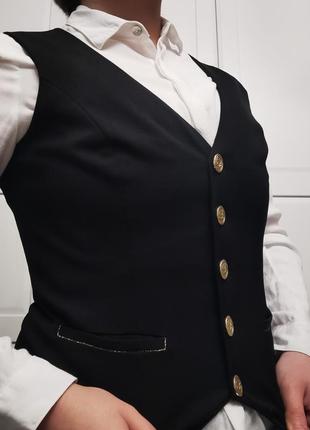 Черная жилетка с позолотой и винтажными пуговицами