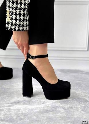 Женские черные замшевые туфли с ремешком на высоких квадратных каблуках3 фото