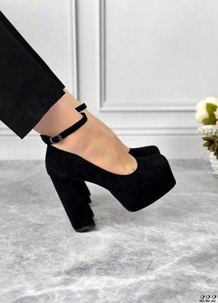 Женские черные замшевые туфли с ремешком на высоких квадратных каблуках4 фото
