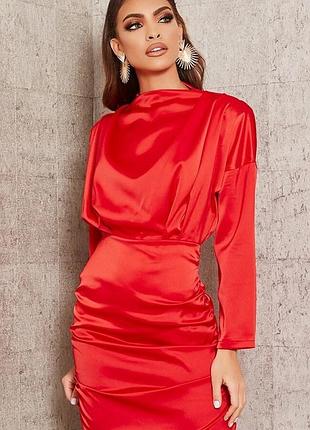 Красное атласное платье со сборками по низу