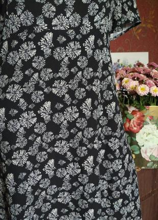 Черное платье с белыми цветами с вырезом на спинке от h&amp;m6 фото