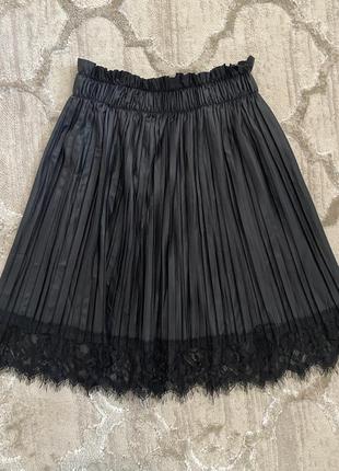 Черная плесерированная юбка под кожу3 фото