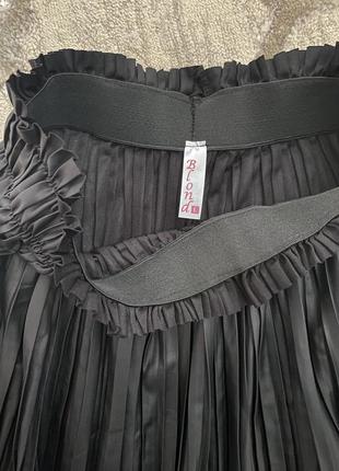 Черная плесерированная юбка под кожу4 фото