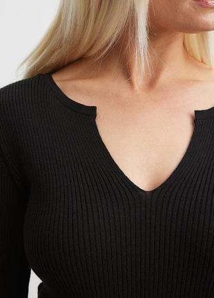 Легкий трикотажний светр у рубчик із v-подібним вирізом