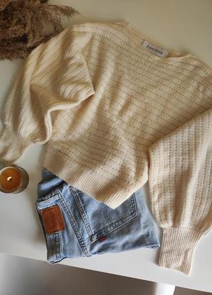 Молочний теплий светр з об'ємними рукавами бежевий светр з об'ємними рукавами