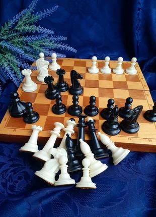 1970-е! комплект шахмат винтаж ссср с доской деревянной советские колкий пластик целлулоид шахматы1 фото