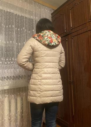 Теплая зимняя куртка размер xs /s с капюшоном бежевая куртка8 фото