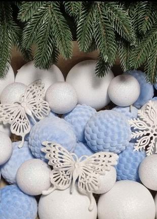 Новорічні іграшки на ялинку