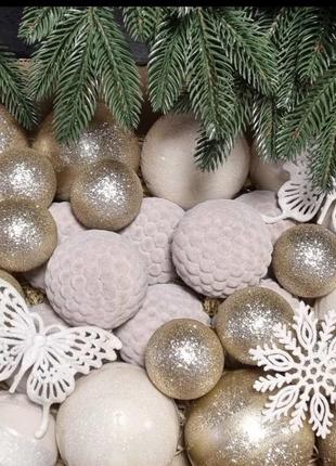 Новорічні іграшки на ялинку