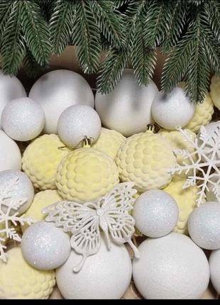 Новорічні іграшки на ялинку