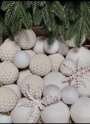 Новорічні іграшки на ялинку