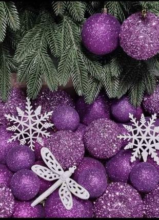 Новорічні іграшки на ялинку