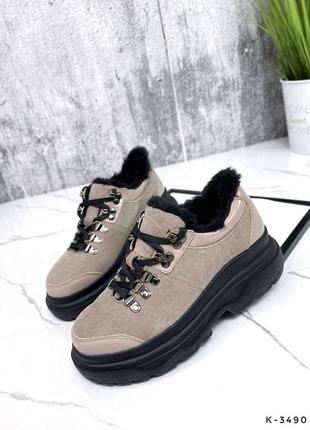 Натуральные замшевые зимние утепленные кроссовки - спортивные ботинки цвета мокко на черной подошве4 фото