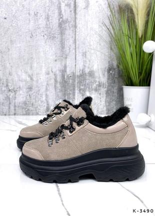 Натуральные замшевые зимние утепленные кроссовки - спортивные ботинки цвета мокко на черной подошве5 фото