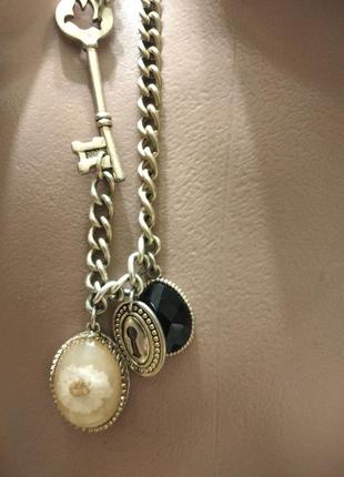 Авторська дизанерська підвіска епоксидна смола, на грубому ланцюжку ключ із замком. стан хороший, але є не значні потертості