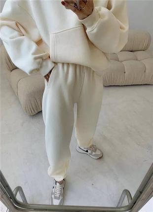 Идеальный молочный спортивный костюм на флисе7 фото