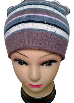 В'язана шапка у смужку
