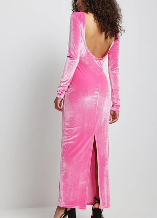 Оксамитова рожева максі-сукня з круглим вирізом та довгим рукавом