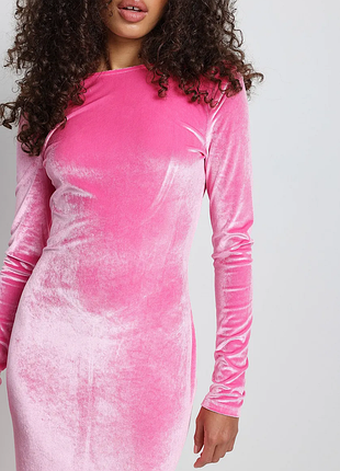 Оксамитова рожева максі-сукня з круглим вирізом та довгим рукавом