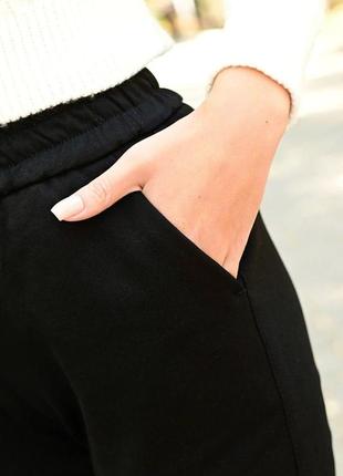 Стильные теплые женские штаны на флисе черные женские штаны с начесом утепленные женские штаны на манжетах штаны на резинке в поясе4 фото